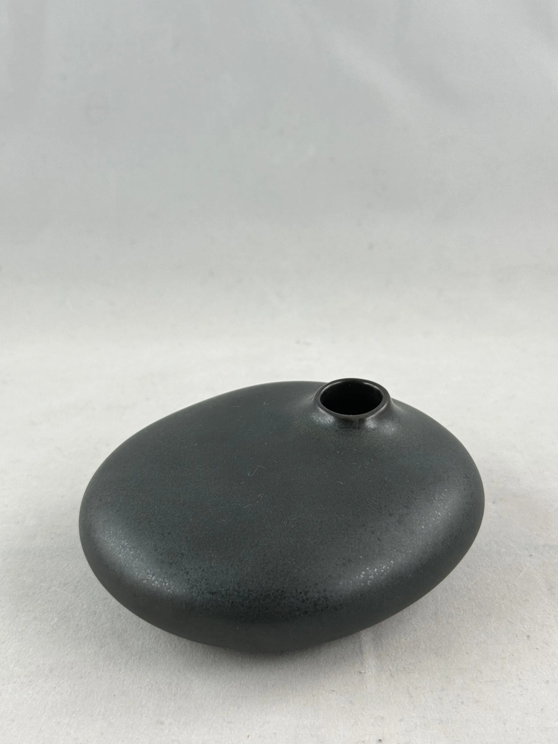 Vase Sacco en porcelaine Modèle 01 noir – Kinto